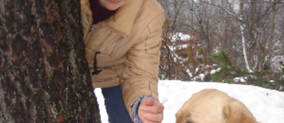 Rita Tørnby, som tidligere var redd hunder, er nå helt trygg og stoler fullt på sin firbente venn.  - Jeg hadde ikke klart meg uten førerhund, sier hun.